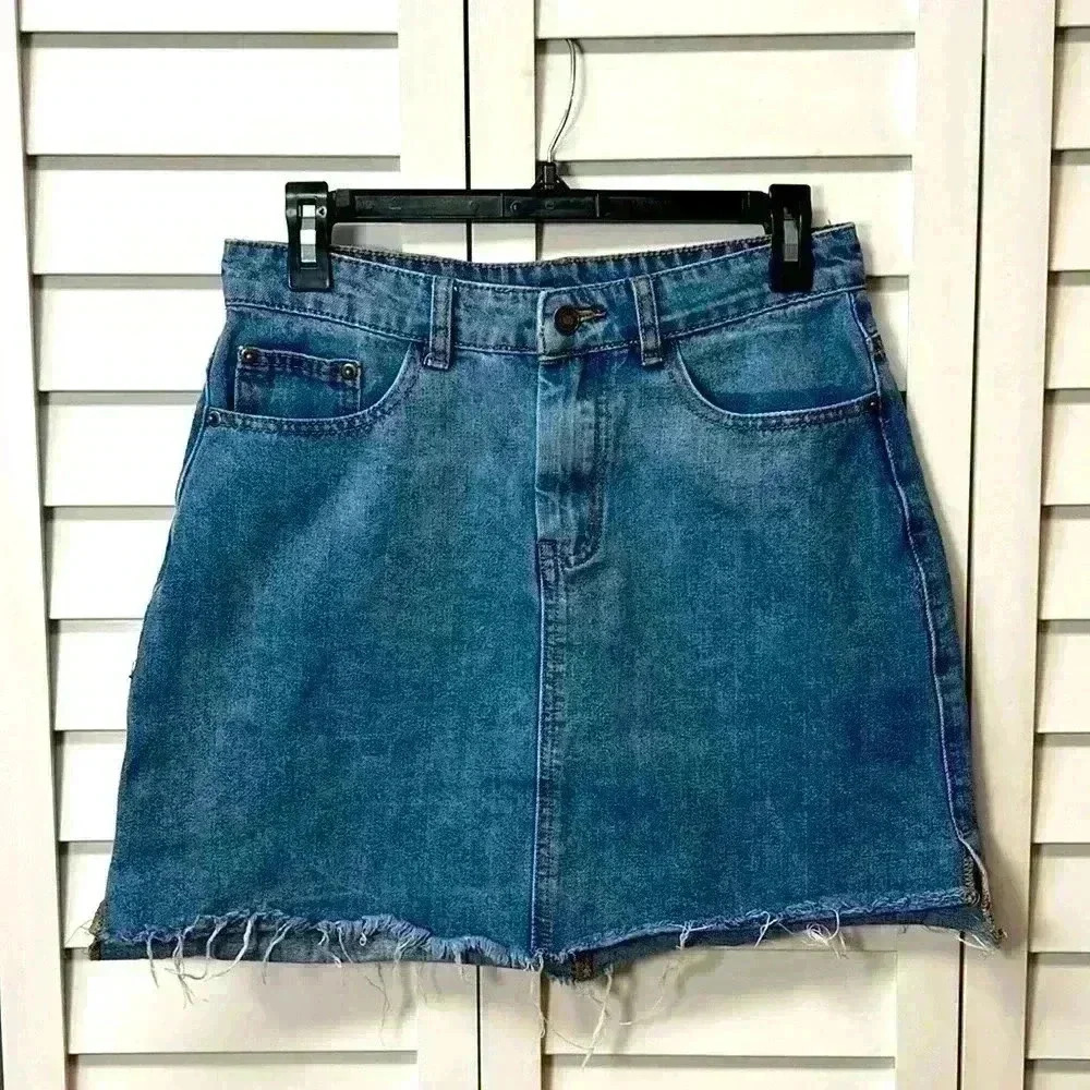 Miami Medium Wash Raw Hem Mini Skirt Size Medium